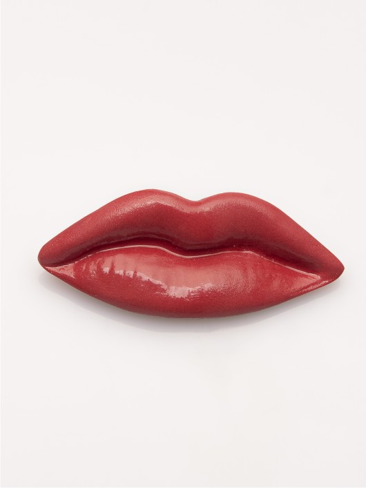 סיכת נשיקה אדומה