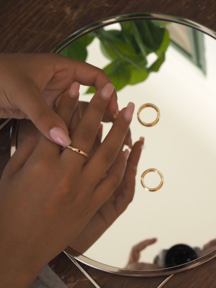 טבעת נקודה משובצת טבעת נקודה משובצת