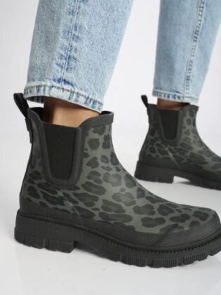 מגפיים מנומרות