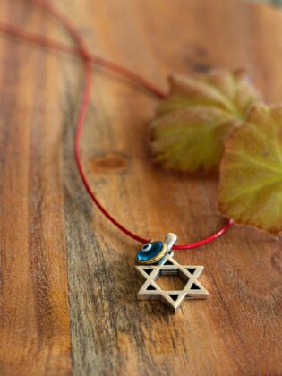 שרשרת מגן דוד ועין